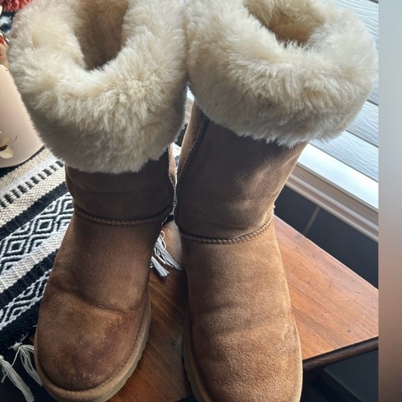 Authentic UGG Tan Shearling Boots 5815 - Picture 1 of 9